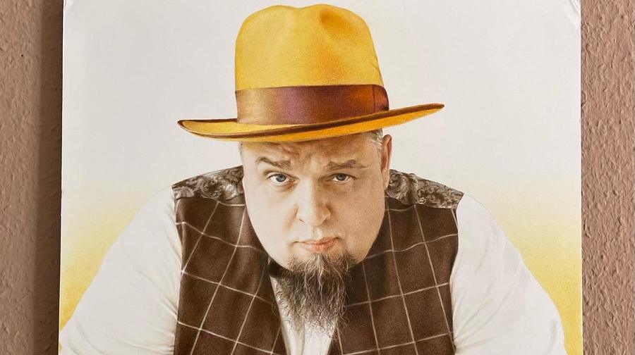 Asgrim Paulsson mit Hut und Weste